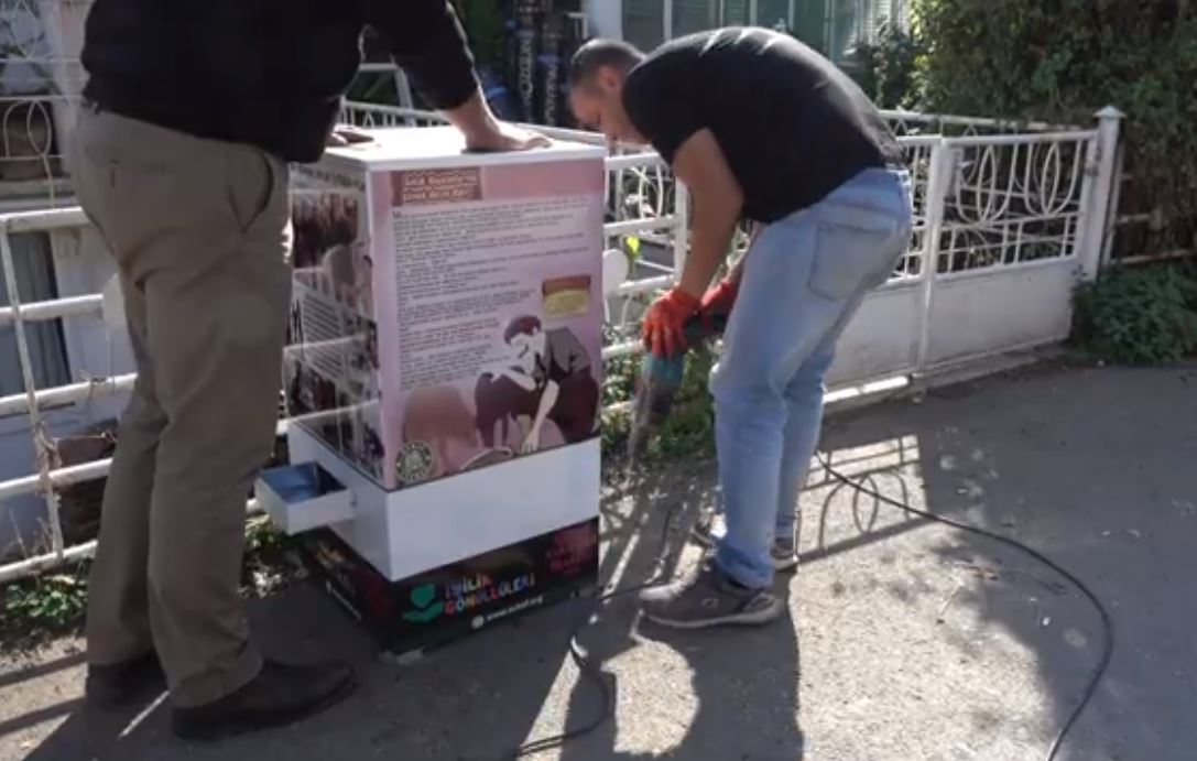 Feeders and drinkers were prepared for street animals by Evkaf.